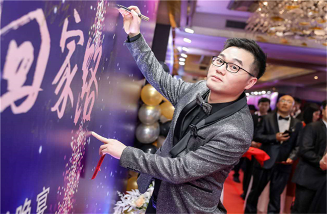 【高光“疫”事】勇敢逆行的特殊“网约车”——尊龙·Z690后，用信念打通生命运输线